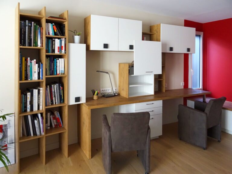 Le bureau aménagé bois et blanc