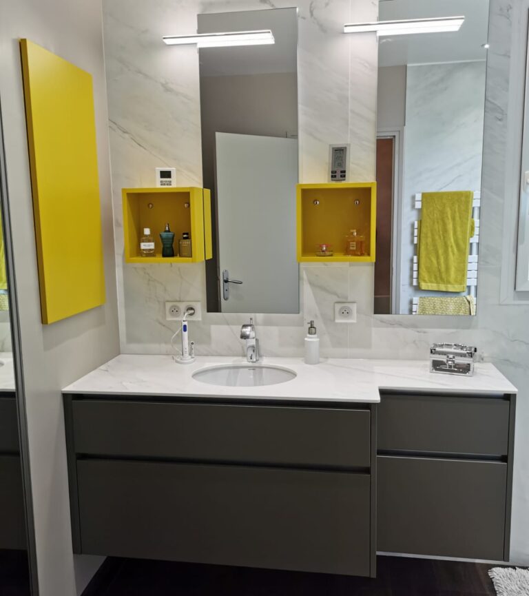 Une salle de bain moderne aux accents marbre gris et jaune