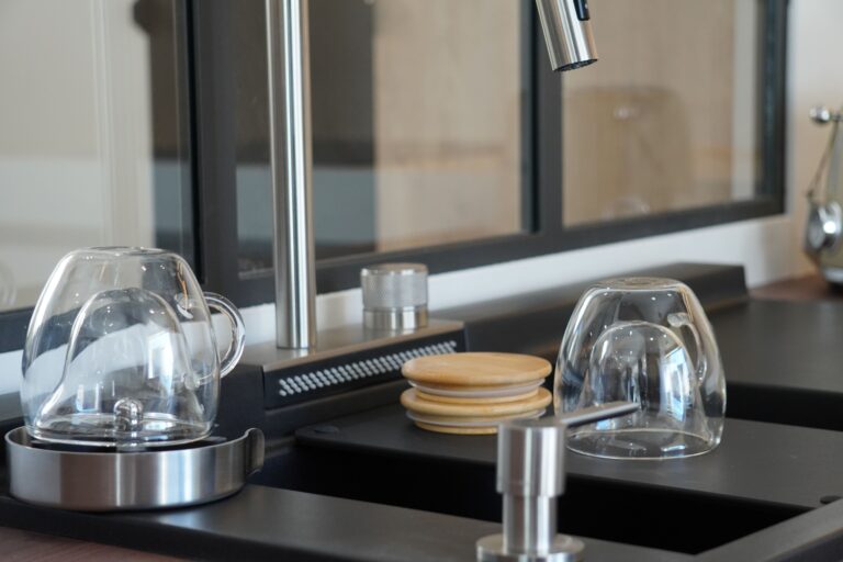 Une cuisine moderne à l’effet bois : alliance parfaite entre design et fonctionnalité