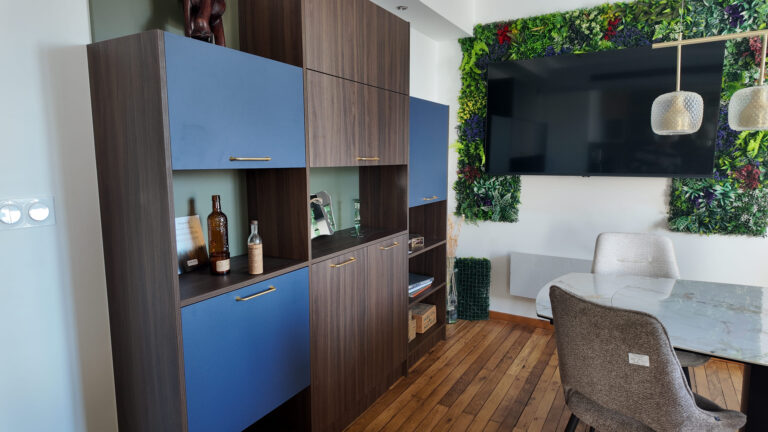 Un salon raffiné entre marbre lumineux et bois rainuré