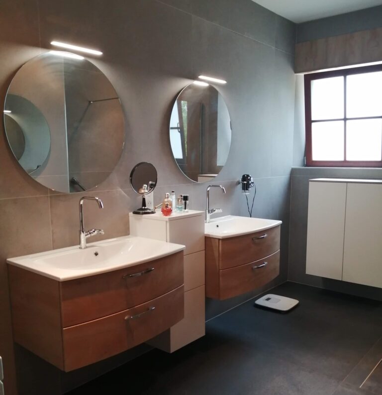 Une salle de bain moderne au style chaleureux