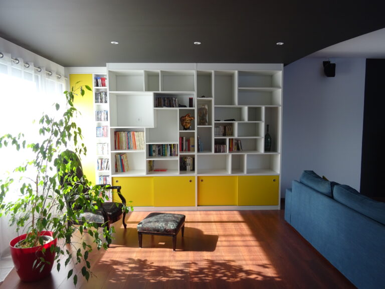 Une bibliothèque sur mesure pour structurer et sublimer le salon