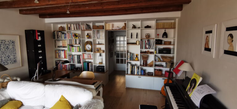 Une bibliothèque sur mesure pour structurer et sublimer le salon