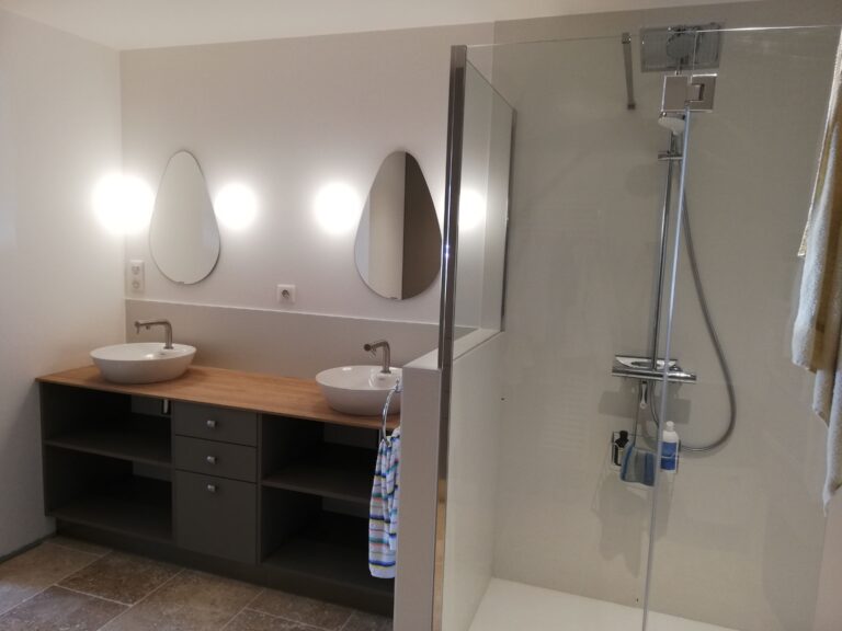 Création d&rsquo;une salle de bain moderne et chaleureuse