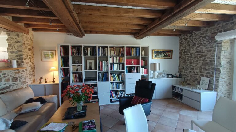 Une bibliothèque sur mesure, élégante et parfaitement intégrée
