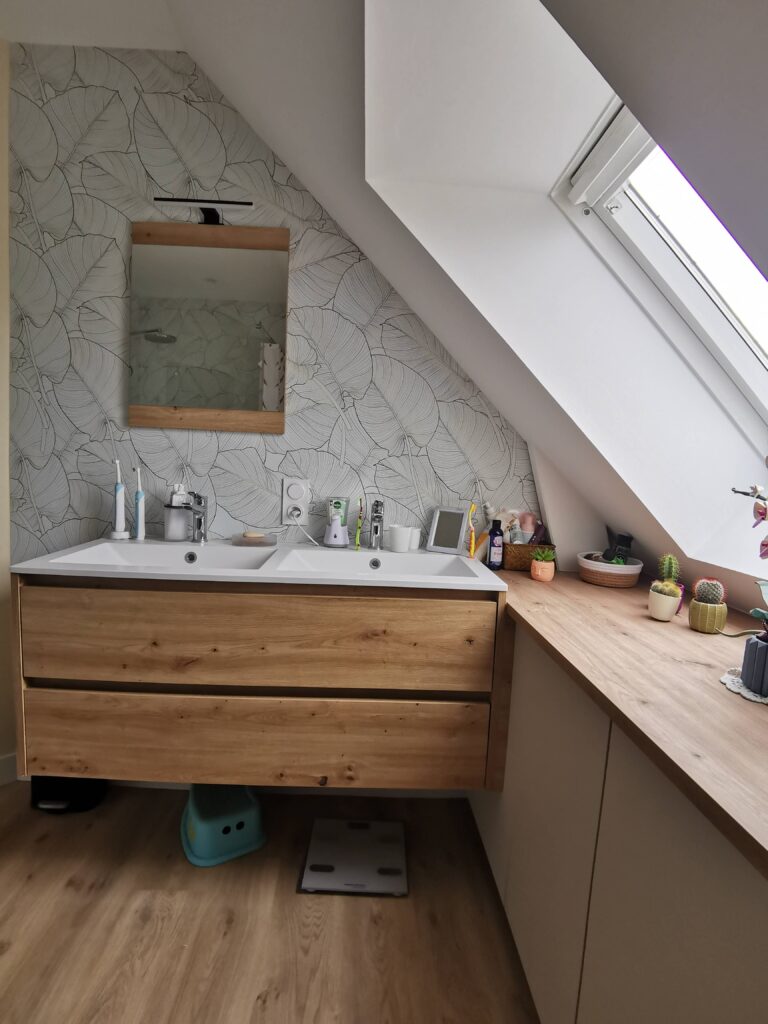 Une salle de bain sous les combles, entre bois et nature
