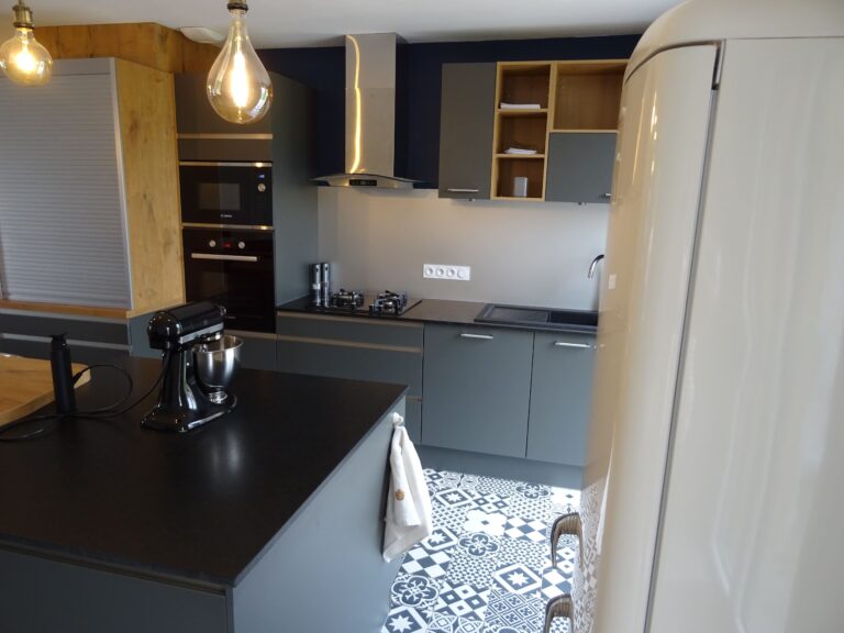 Une cuisine sur mesure au style contemporain et motifs variés