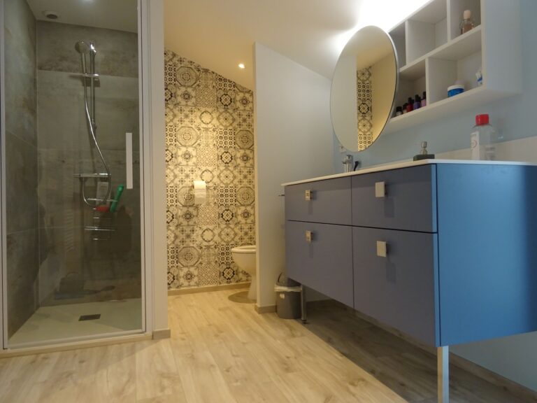 Une salle de bain pleine de charme sous les combles