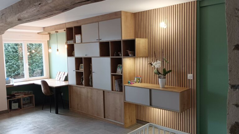 Un espace bureau et bibliothèque sur mesure entre rangement et espace de travail