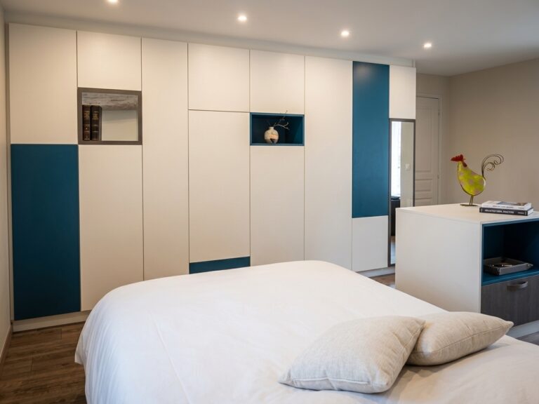 Une chambre chaleureuse entre charme ancien et modernité
