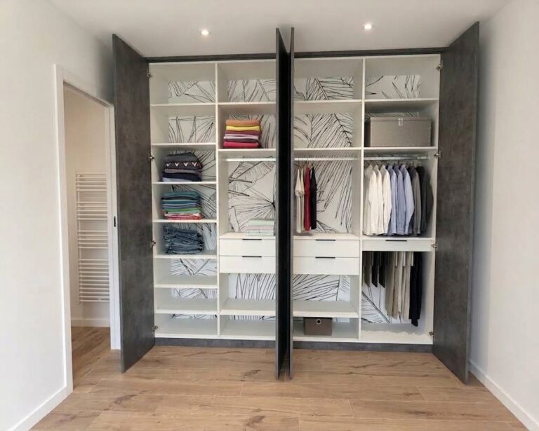 Un dressing contemporain aux lignes épurées