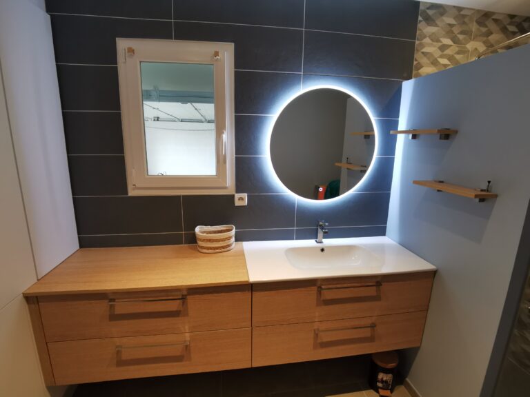 Une salle de bain moderne et lumineuse